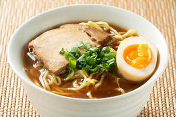 醤油ラーメン(具はチャーシュー･煮卵･青ネギ)。
