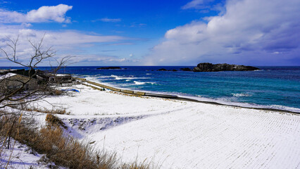 Fototapeta na wymiar 雪景色の日本海、佐渡島の風景