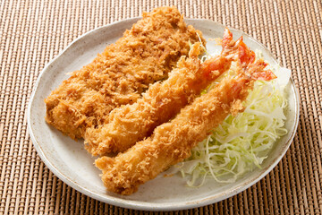 とんかつ(ヒレかつ)とエビフライ。
