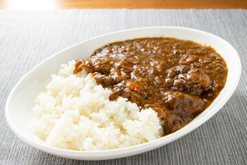 オーバル皿に盛り付けられたカレーライス。
