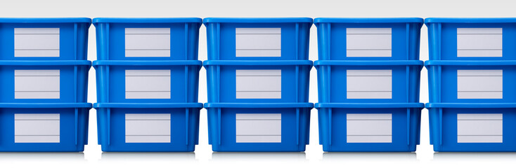 積み上げられた青いコンテナボックス