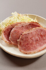 焼いたハムステーキ