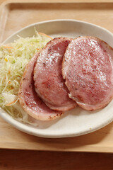 焼いたハムステーキ