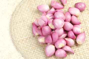 Fototapeta na wymiar bawang merah kupas or peeled shallots or red onion. herbs