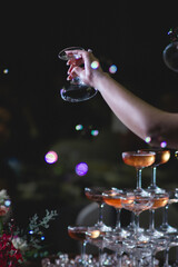 Bride and Groom in Wedding pour Champagne tower 