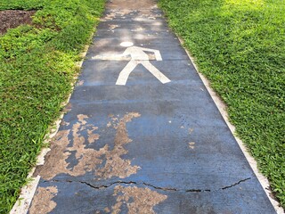 Obraz premium A special pedestrian path on the side of a city road