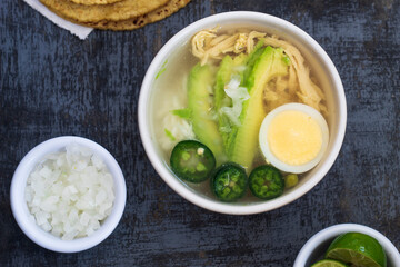 Caldo de Pollo con chile, mexico, caldo con pollo