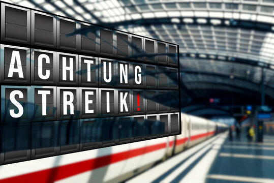 Ein Bahnhof, Zug und Hinweis auf einen Streik der Bahn