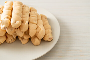 almonds meringue stick on plate