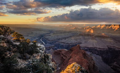 Fototapeta na wymiar Last Light on the River and the Canyon, Grand Canyon National Park, Arizona