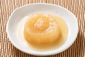 小皿にのせられた、おでんの大根。
