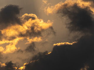 オレンジ色の朝焼けの空と冬の雲