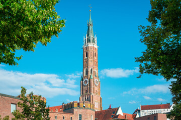 Katholische Pfarrkirche St Jodok in Landshut an einem Tag im Sommer - 708370232