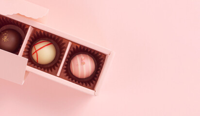 chocolate gift on pink background. ピンク背景上にあるチョコレートギフト