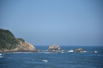 Fototapeta na wymiar 青い海と青い空、恋路ヶ浜からの風景