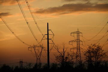 Elettrodotto al tramonto