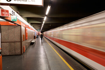 Metropolitana con treno in movimenot