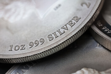 Silbermünzen auf einem Haufen