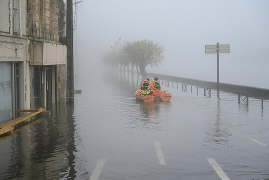Route inond&eacute;e et canot de sauvetage des pompiers pendant les inondations de Saintes.
