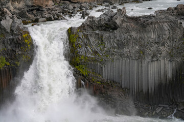 wasser ergiesst sich über einen felsen am aldeyjarfoss