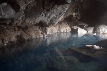 unterirdische Höhle mit warmen Wasser in Island 