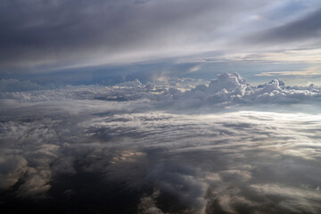 Zwischen den tiefliegenden Wolken und den hohen Zirren zeigen sich Wolkengebilde und ein spannender...