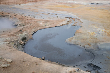 Becken mit Schwefelwasser aus einer Quelle 