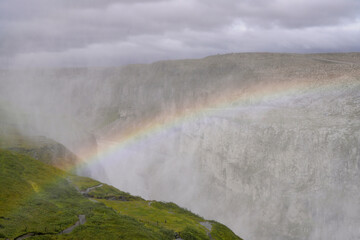 Durch die Kraft der aufbrausenden Gischt bildet sich am Wasserfall ein Regenbogen