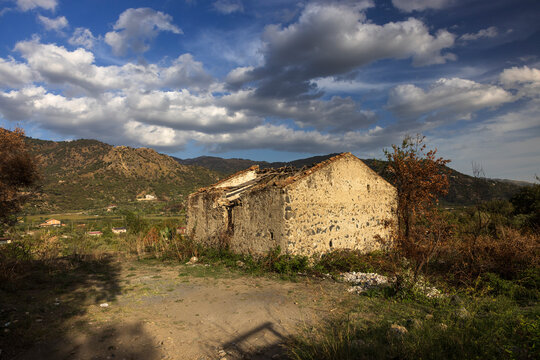 Landschaft bei Francavilla di Sicilia, Stall Ruine, Alcantaraschlucht, Sizilien, Italien, 28.10.2023 