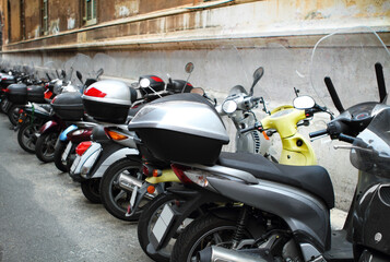 Obraz na płótnie Canvas Italian street with parked motorcycles