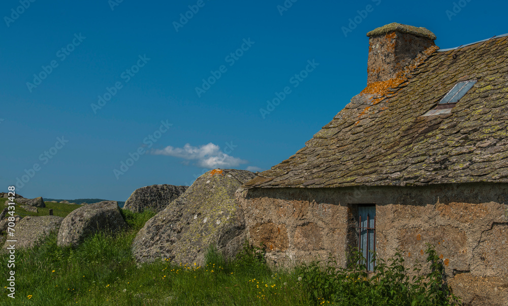 Wall mural maison d'estive sur le plateau d'aubrac à malbouzon, lozère, france