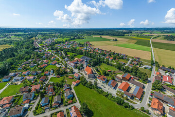 Fototapeta na wymiar Die Gemeinde Haiming in Oberbayern von oben
