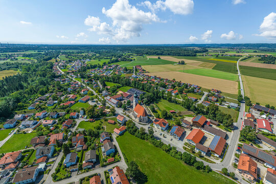 Die Gemeinde Haiming in Oberbayern von oben