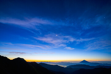 北岳から望む夜明けの富士山と甲府市の灯り - obrazy, fototapety, plakaty