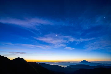 Fotobehang 北岳から望む夜明けの富士山と甲府市の灯り © sandpiper