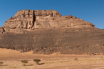 View of the Tadrart Rouge rocky mountain range in Tassili n Ajjer National Park. Sahara desert, Algeria, Africa.