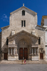 Obraz premium Narrow street in the old town of Arles, Provence, France