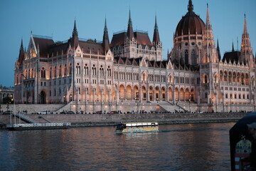 Obraz premium Budapest, Fisherman's Bastion, Hungarian Parliament Building, night view, wallpaper, computer wallpaper, pretty, scenery, Europe scenery, peace, girl, emotion, travel, tour, boat, relax