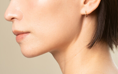 40代日本人女性の顔のクローズアップ/鼻、口、顎、首