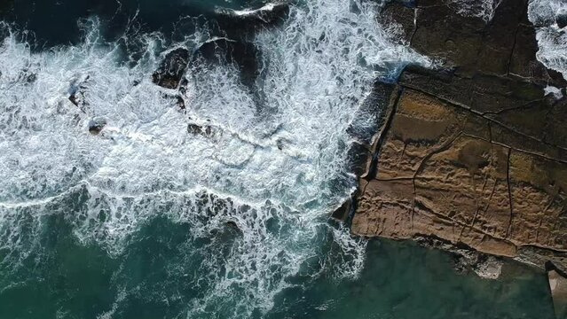 Espuma do mar batendo nas pedras
