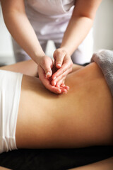 Obraz na płótnie Canvas Crop masseuse using massage oil during skincare procedure