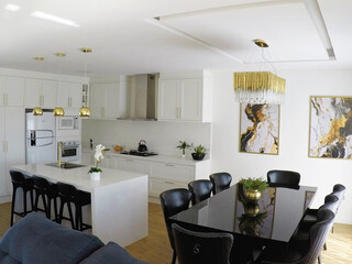 casa moderna com ilha de quarzo branca, cozinha planejada branca provensal , mesa preta de vidro ,...