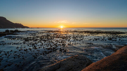 Obraz premium Scenic sunset at Camps Bay, Cape Town, South Africa