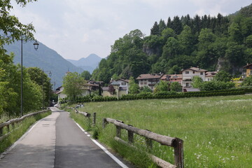 Kleines Dorf am Lago di Ledro in Norditalien