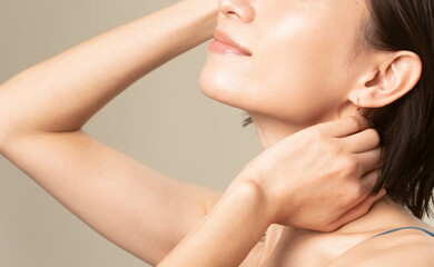 ヘルシーな40代女性の横顔のクローズアップ/鼻、口、顎、首、腕、手