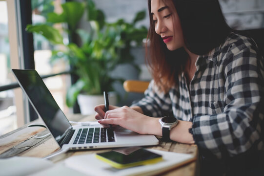 A person taking notes during a virtual workshop or seminar.
