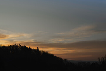 Fototapeta na wymiar Schönstes weiches Morgenlicht über dem Dammelsberg in Marburg