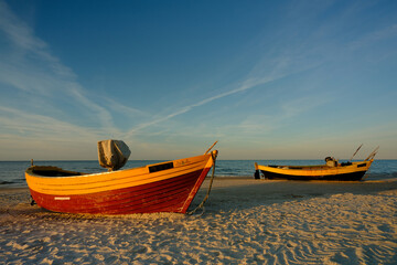 Łodzie rybackie na bałtyckiej plaży, Dębki, Polska