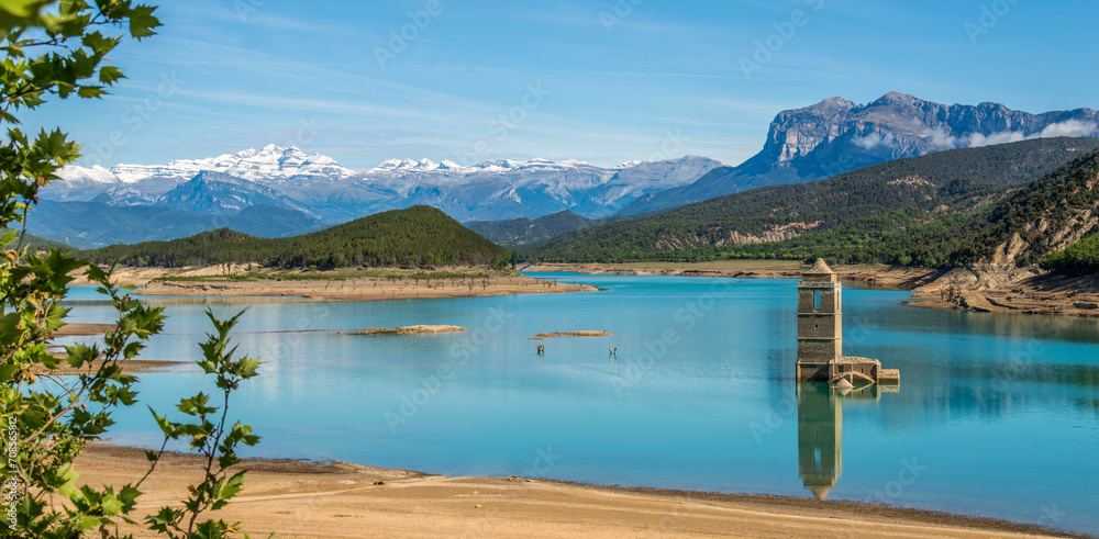 Poster Clocher de l'église engloutie dans le lac de barrage de Mediano en Aragon, Espagne