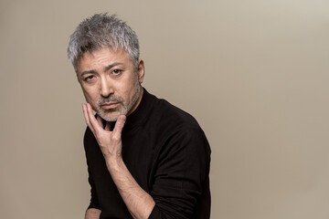 メンズビューティー/男性が顎に手をあてている。